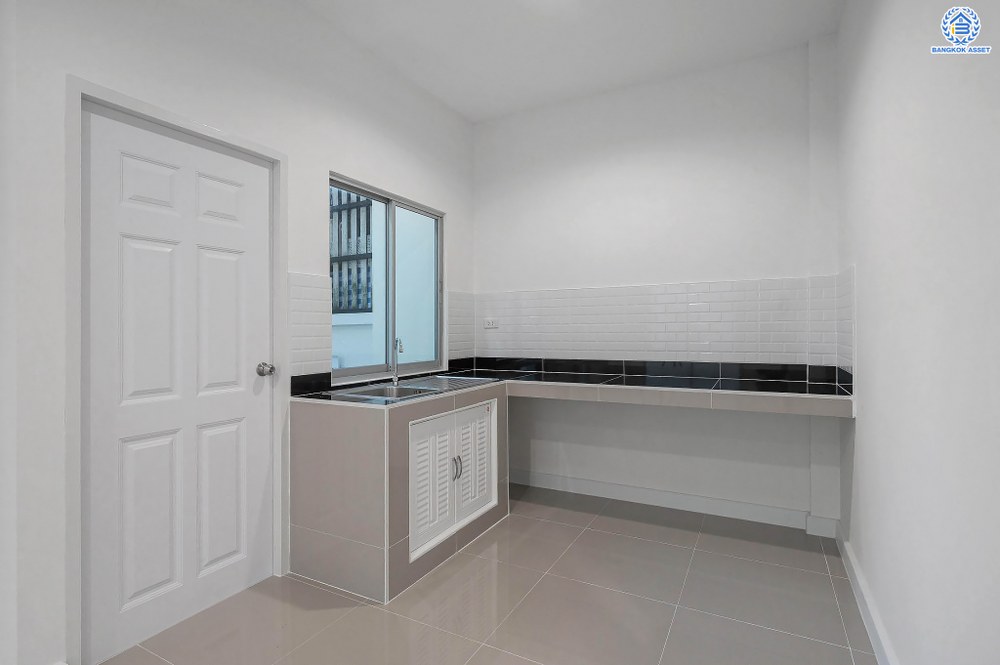 บ้านมือสอง โครงการ วิสต้าอเวนิว เพชรเกษม81 หลังมุม จาก SC Asset เนื้อที่กว้าง 31.7 ตร.ว. ฟังก์ชัน 3 ห้องนอน 2 ห้องน้ำ 1 ที่จอดรถ ราคาถูก และคุ้มค่าที่สุดในโครงการ! บนทำเลศักยภาพ เข้า-ออกหลายเส้นทาง อาทิ ถนนเพชรเกษม ถนนพุทธมณฑลสาย3 ใกล้รถไฟฟ้าสายสีน้ำเงิน(ส่วนต่อขยาย)